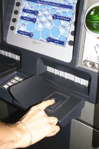 NCR facilite la sécurisation des guichets automatiques bancaires grâce à l’identification par empreintes digitales
