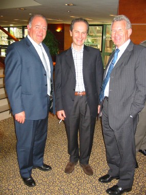 De gauche à droite: Georges de GERAUVILLIERS Gérant de ETIC (TCM France), Etienne VAN DER VAEREN le nouveau Président de TCM et Keith GOODALL le Président sortant. De gauche à droite: Georges de GERAUVILLIERS Gérant de ETIC (TCM France), Etienne VAN DER VAEREN le nouveau Président de TCM et Keith GOODALL le Président sortant.