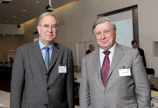 Les co-présidents du Comité national SEPA, de gauche à droite : Didier Bruneel, directeur général des opérations, Banque de France. Philippe Citerne, Président du Comité d'orientation des moyens de paiement, FBF.