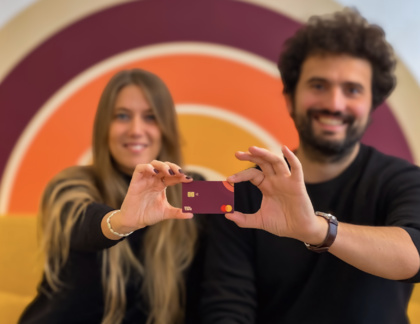 Anna Rossin et Louis Fourrier, fondateurs de SideCare avec la SideCard