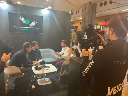 A droite, Thomas Romain, en interview sur le stand de Bitpanda lors de la Paris Blockchain Week A droite, Thomas Romain, en interview sur le stand de Bitpanda lors de la Paris Blockchain Week