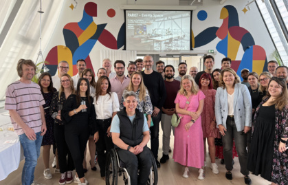 Hiroki Takeuchi entouré d’une partie des équipes France de GoCardless – Paris, juin 2024 Hiroki Takeuchi entouré d’une partie des équipes France de GoCardless – Paris, juin 2024