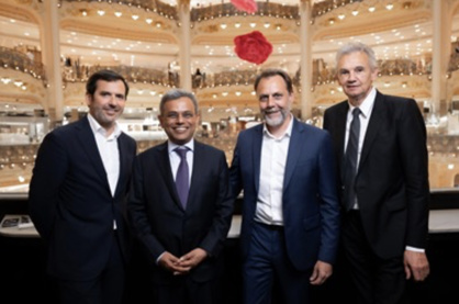 De gauche à droite : Nicolas Houzé, Directeur général des Galeries Lafayette, Son Excellence Jawed Ashraf, Ambassadeur d'Inde en France, Vincent Senecat, Directeur Galeries Lafayette Paris Haussmann, et Alain Lacour, Président du groupe Lyra.