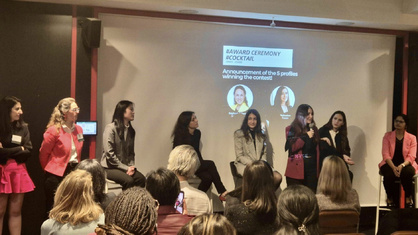 De gauche à droite : Amélie Malmaison & Stéphanie Cabossioras aux côtés des lauréates : Alexandra Ah-Soune, Laetitia Grimaud, Sara Kawas, Mariana De La Roche (au micro), Selin Suntay et Kalpana Singh