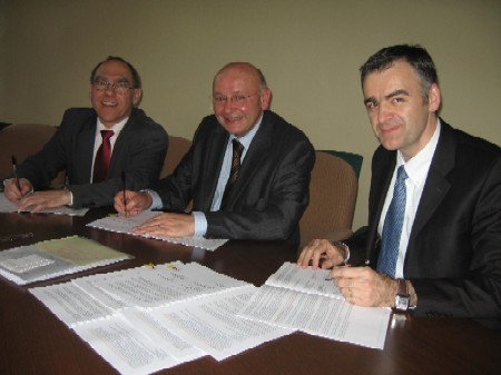 MM. Daniel Durot (au centre) et Patrick Caudwell (à gauche), respectivement pour l’Ordre des Experts-Comptables de Picardie-Ardennes et pour l’Ordre des Experts-Comptables de Champagne et Stéphane Mouret au nom du Crédit Agricole du Nord Est ont si