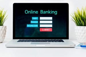 Jeune actif : comment choisir une banque en ligne économique ?